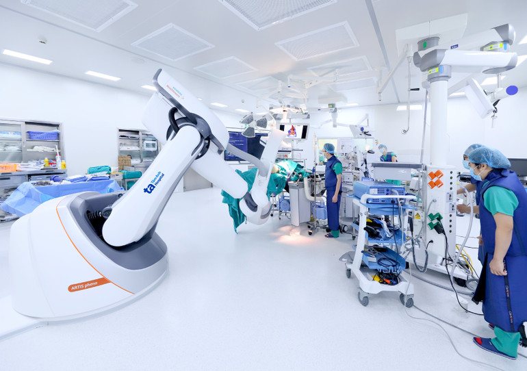 «Суперсучасна» гібридна операційна з роботом Artis Pheno. phong-mo-hybrid-sieu-hien-dai-voi-robot-artis-pheno-ho-tro-bac-si-benh-vien-tam-anh-thuc-hien-cac-ca-can-thiep-phau-thuat-phuc-tap-anh-bvdk-tam-anh.jpg