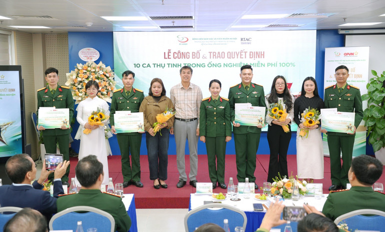 Dr. Pham Van Huong, specialist I en adjunct-directeur professionele zaken van het Andrologie- en Onvruchtbaarheidsziekenhuis in Hanoi, heeft gratis IVF-behandelingspakketten uitgereikt aan gezinnen van militairen die kampen met onvruchtbaarheid. hm.jpg