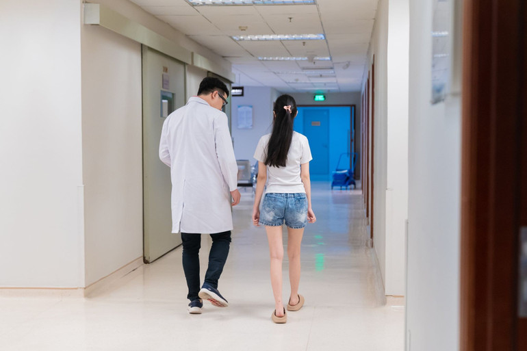 Sau 2 tháng phẫu thuật, đến nay bệnh nhi có thể tự đi lại bình thường, dáng người cân đối, không còn vẹo cột sống. anh-2.jpg