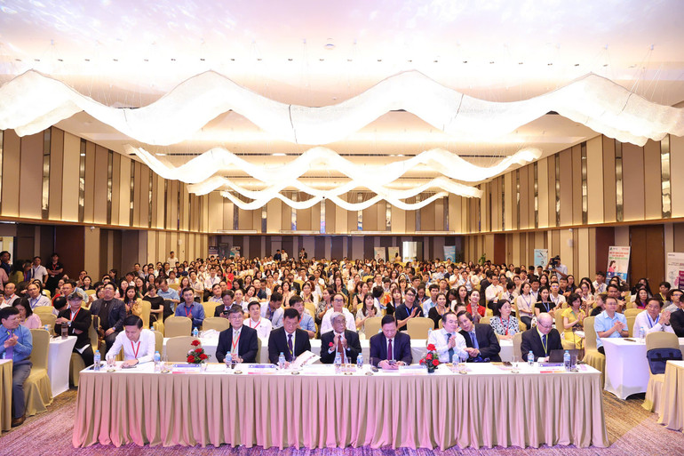 Hội nghị quy tụ khoảng 650 đại biểu chính thức tham dự, trong đó có 6 chuyên gia về phục hồi chức năng quốc tế đến từ Hàn Quốc, Thái Lan và Nhật Bản. z7125499059988-10d3d744dd0fcdf0ae727c969c1fb7ee.jpg