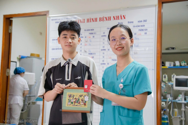 Thạc sĩ Phan Thị Thuỳ Trang đã tặng em Bách bức tranh Vinh quy bái tổ để chúc mừng thành quả học tập của em. bn-truong-huy-bach-7-1536x1024.jpg