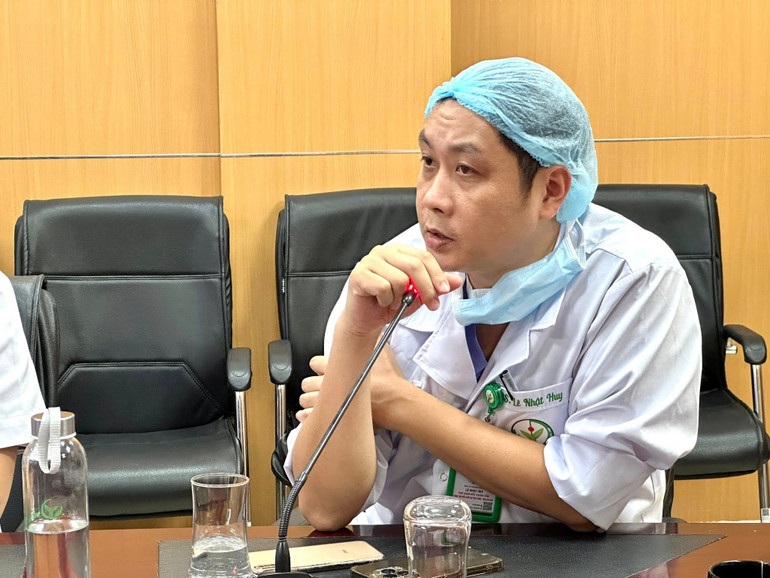Bác sĩ chuyên khoa II Lê Nhật Huy, Phó Giám đốc Trung tâm Phẫu thuật Đại trực tràng và Tầng sinh môn tham gia buổi hội chẩn. 520805291-1164044495760912-31095454762162537-n.jpg