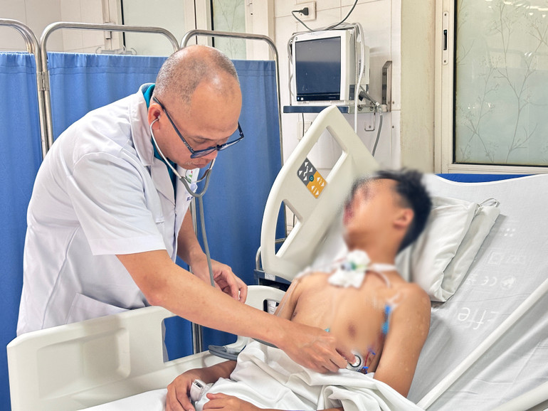 Docent dr Nguyen Hong Ha, kierownik oddziału chirurgii szczękowo-twarzowej, plastycznej i estetycznej w szpitalu Viet Duc Friendship Hospital, bada pacjenta po operacji. img-9377.jpg