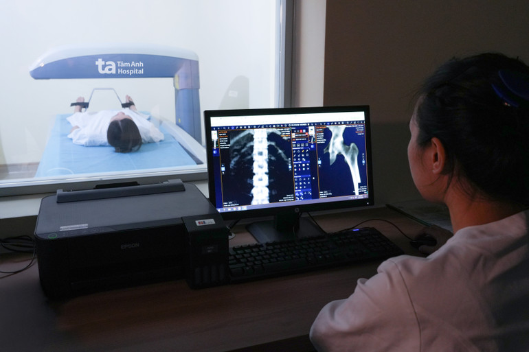 Hệ thống chẩn đoán hình ảnh và xét nghiệm tự động hóa toàn phần giúp phát hiện sớm, chẩn đoán chính xác, điều trị hiệu quả, rút ngắn thời gian và tối ưu chi phí. he-thong-chan-doan-hinh-anh-va-xet-nghiem-tu-dong-hoa-toan-phan-giup-phat-hien-som-chan-doan-chinh-xac-dieu-tri-hieu-qua-rut-ngan-thoi-gian-va-toi-uu-chi-phi.jpg