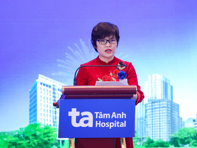 Thầy thuốc ưu tú, Tiến sĩ, bác sĩ Nguyễn Thị Bích Ngọc, Giám đốc chuyên môn Phòng khám đa khoa Tâm Anh Cầu Giấy phát biểu. phat-bieu-tai-le-khai-truong-ttuttsbs-nguyen-thi-bich-ngoc-giam-doc-chuyen-mon-phong-kham-da-khoa-tam-anh-cau-giay-cho-biet-tam-anh-cau-giay-khong-chi-cham-soc-suc-khoe-ban-dau-kham-tam-soat-tong-quat-va-ch.png