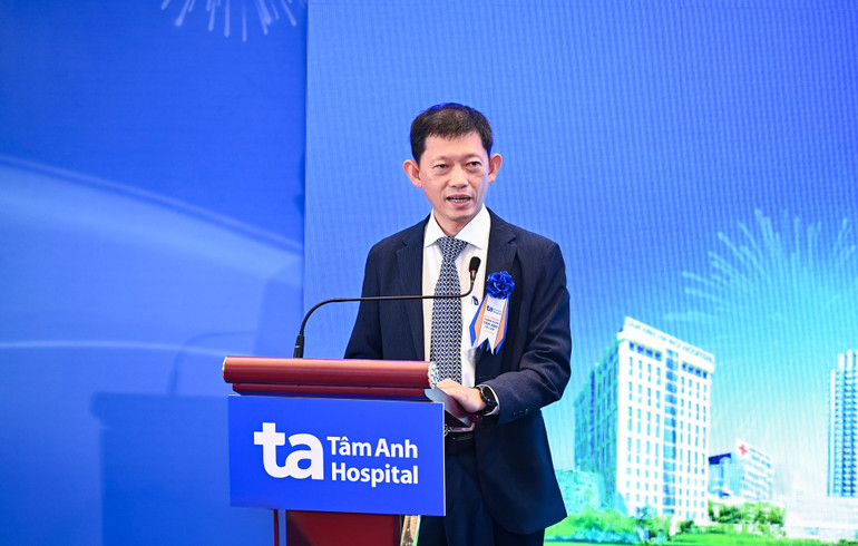 Tiến sĩ, bác sĩ Dương Huy Lương, Phó Cục trưởng Cục khám chữa bệnh, Bộ Y tế phát biểu. tsbs-duong-huy-luong-pho-cuc-truong-cuc-quan-ly-kham-chua-benh-bo-y-te-ky-vong-phong-kham-da-khoa-tam-anh-cau-giay-cung-trung-tam-tiem-chung-vnvc-the-west-cau-giay-cung-cap-dich-vu-y-te-chat-luong-cao-dap.png