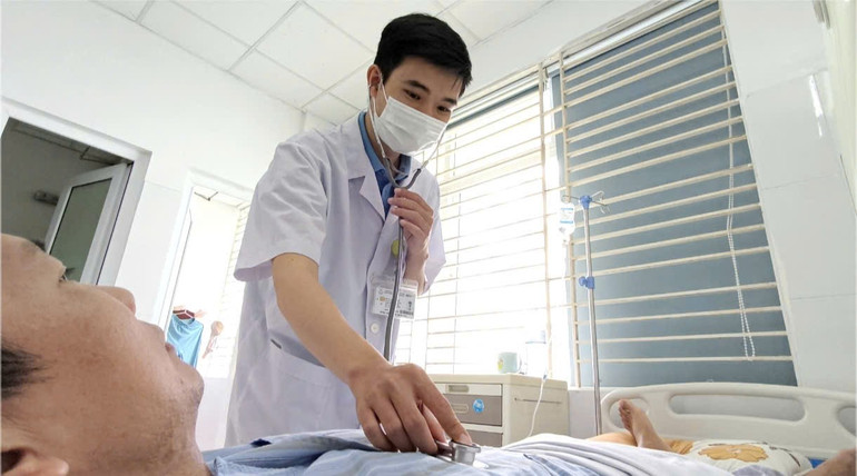 Bác sĩ thăm khám cho bệnh nhân. z7143566423614-66571e96820cd961c9f71cb2757ad396.jpg