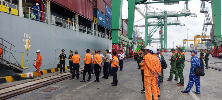 Lãnh đạo Trung tâm và Cảng vụ Hàng hải Hải Phòng đã triển khai đoàn công tác tiếp đón 11 ngư dân gặp nạn tại cảng Vip Green Port (Hải Phòng). lanh-dao-trung-tam-va-cang-vu-hang-hai-hai-phong-da-trien-khai-doan-cong-tac-tiep-don-11-ngu-dan-gap-nan-tai-cang-vip-green-port-hai-phong.jpg