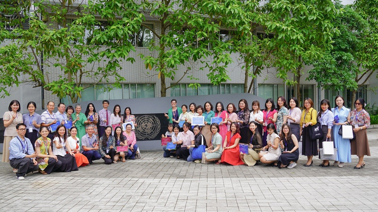 Các nhà báo đạt giải thưởng báo chí “Truyền thông về phòng chống bệnh không lây nhiễm”. who09022.jpg