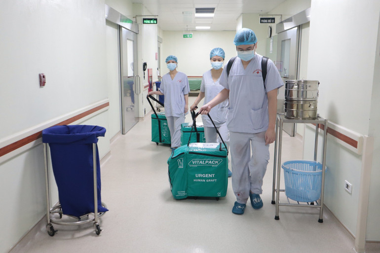 Tạng của người hiến nhanh chóng được chuyển đến các cơ sở y tế khác để thực hiện ghép tạng cho người bệnh. 514401349-1242846441184959-3515116436709572790-n.jpg