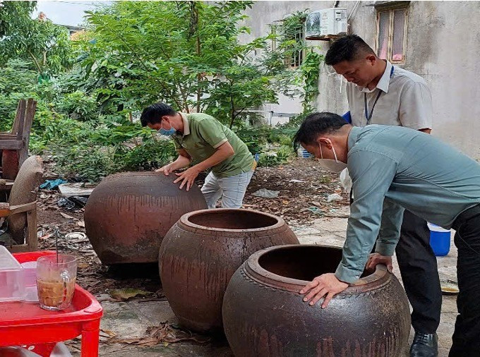 Lật úp các dụng cụ chứa nước – biện pháp đơn giản nhưng hiệu quả phòng sốt xuất huyết. (Ảnh: HCDC) news-1753969376d045e37a3b.jpg