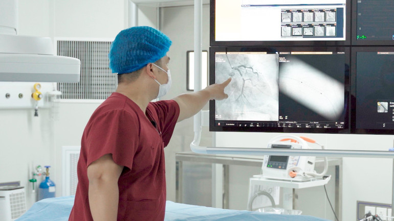 Cikgu, Doktor Nguyen Danh Quy menerangkan tentang penyakit itu. bac-si-quy-giai-thich-ve-tinh-trang-nguy-cap-cua-nguoi-benh-va-phuong-phap-phau-thuat.jpg