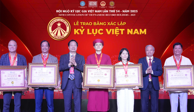 Hệ thống lab phôi học của bệnh viện cũng đồng thời xác lập Kỷ lục Việt Nam, là bệnh viện đầu tiên xây dựng Hệ thống Labo phôi học đạt chuẩn ISO 5 theo mô hình "lab trong lab”, ứng dụng trong thao tác trên giao tử và nuôi cấy phôi. 8-1.jpg