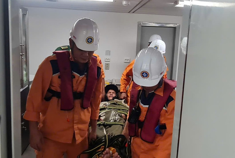 benh-nhan-duoc-chuyen-den-buong-y-te-tren-tau-sar-631-de-so-cap-cuu.jpg