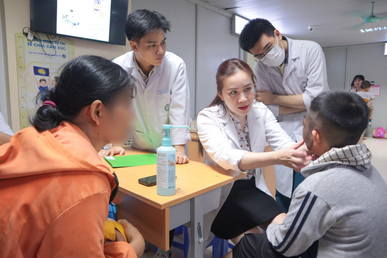 Tiến sĩ, bác sĩ Nguyễn Hồng Nhung khám sàng lọc cho bệnh nhi. 516871284-1247511020718501-2039159881946632599-n.jpg