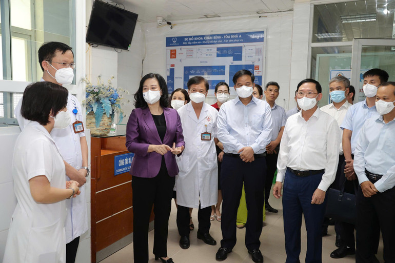 Bộ trưởng Y tế Đào Hồng Lan thăm hỏi tại Bệnh viện Bạch Mai. z7016171612911-f0e1422a4de06e8399d9abc3bd7bf1df.jpg