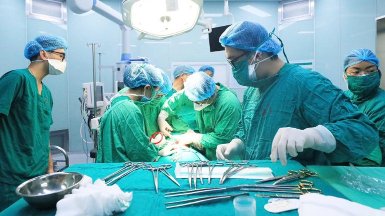Các bác sĩ tiến hành phẫu thuật lấy con cho sản phụ tại Bệnh viện Phổi Trung ương. 518301922-1050867280526266-4045117602897530393-n-66.jpg