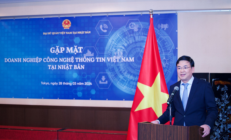 Ambasadorul Pham Quang Hieu la o întâlnire cu companii IT vietnameze din Japonia. dai-su.jpg