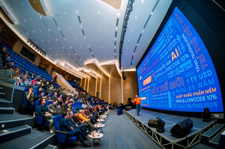 Prezentare generală a ceremoniei de anunțare a veniturilor de 1 miliard USD ale FPT din servicii IT pentru piețele externe. toan-canh-le-cong-bo-dat-1-ty-usd-doanh-thu-dich-vu-cntt-cho-thi-truong-nuoc-ngoai-cua-fpt-02.jpg
