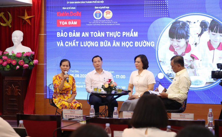 Các khách mời tham gia tọa đàm. z6979859753378-c44618b2ef3ee9c276bbc5ae0d82ed00.jpg