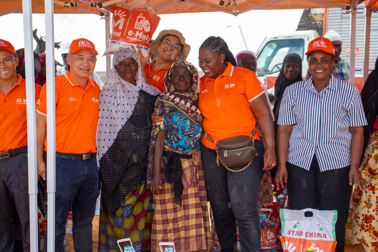 Viettel và Đại sứ quán Việt Nam tại Mozambique hỗ trợ người dân bị ảnh hưởng bởi bão lũ. ho-tro-nguoi-dan-bi-anh-huong-boi-bao-lu.jpg