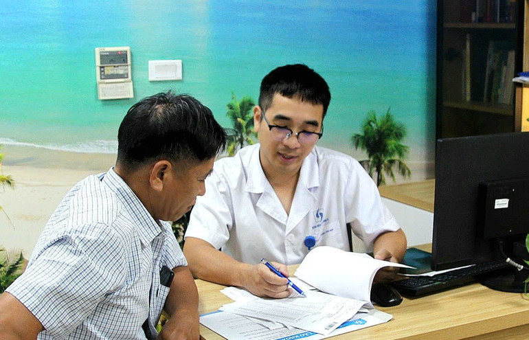 Thạc sĩ, bác sĩ nội trú Dương Văn Nghĩa, Khoa Khám bệnh khám cho người bệnh. z6790864994601-1edee08df3f2deb64fcb16419d8192d7.jpg