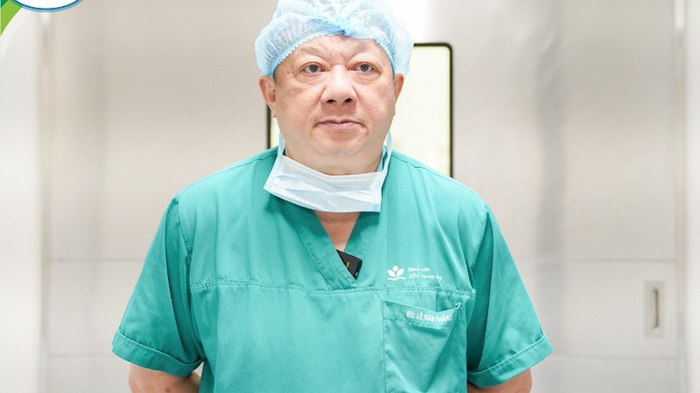O Especialista II, Dr. Le Nam Thang - Chefe do Departamento de Neurocirurgia, Diretor Adjunto do Centro de Neurologia, participou diretamente da cirurgia. 571107840-836364695617617-138445496722795389-n-3188.jpg