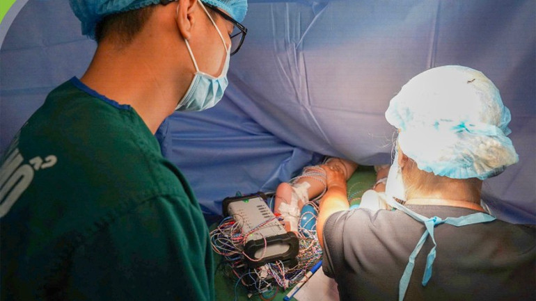 O especialista Dr. Tran Vinh Son - Chefe Adjunto do Departamento de Reabilitação - coordenou com especialistas e a equipe de Neurocirurgia para determinar com precisão as raízes nervosas que precisavam ser removidas. 570473910-836364845617602-714164046017711098-n-849.jpg
