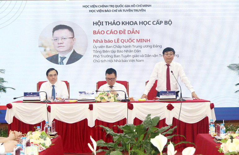 Phó Giáo sư, Tiến sĩ Phạm Minh Sơn, Giám đốc Học viện Báo chí và Tuyên truyền phát biểu tại hội thảo. (Ảnh: THÚY HẰNG) hoithao1.jpg