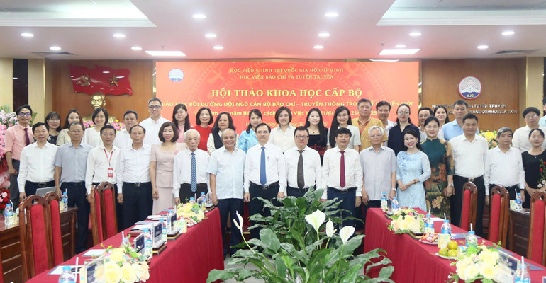 Các đại biểu tham dự hội thảo. (Ảnh: THÚY HẰNG) z6680831323344-afea1ac59e66188d8e42a41b3361e657.jpg