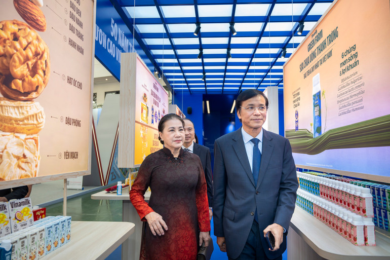 Nguyên Chủ tịch Quốc hội Nguyễn Thị Kim Ngân và ông Nguyễn Hạnh Phúc, Chủ tịch Hội đồng Quản trị Vinamilk tham quan gian hàng triển lãm của Vinamilk. z6954225608033-54cb8630f37f3acf1f670fc9f8089e5a.jpg