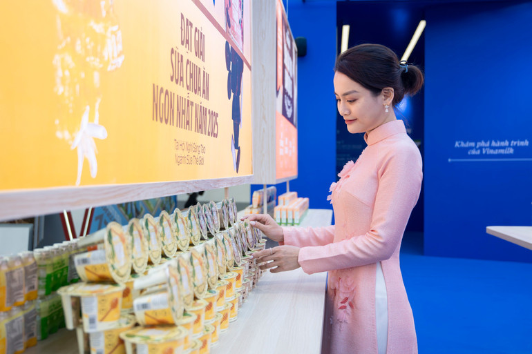 Trong kỷ nguyên đất nước vươn mình mạnh mẽ, Vinamilk vẫn tiếp tục hành trình nâng chuẩn chất lượng, chinh phục các tiêu chuẩn quốc tế khắt khe nhất. z6954226597833-18da2a1341643a9d279d18e6e42fd212.jpg