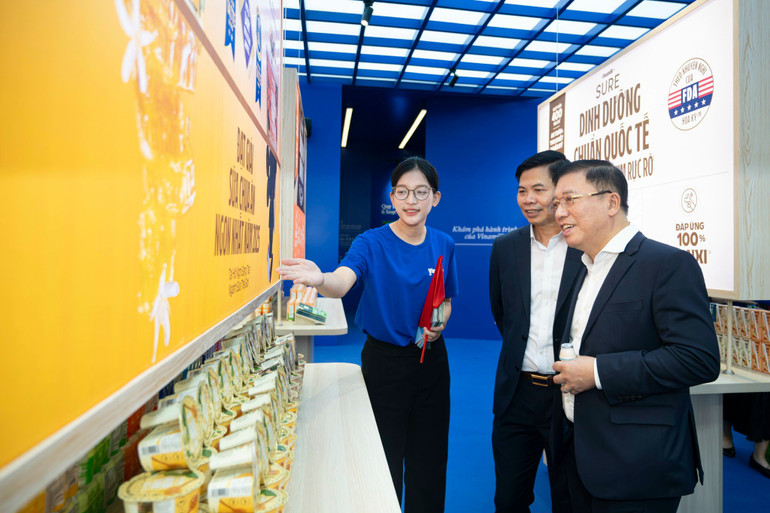 Tại khu vực triển lãm “Thành tựu kinh tế-xã hội”, lần đầu tiên Vinamilk mang đến cái nhìn tổng thể về những bước đột phá trong công nghệ và thành tựu đáng tự hào mà doanh nghiệp đạt được, song song với sự phát triển của đất nước. z6954226840727-a557e07816977d4e8624d4dcb5e90e3c.jpg