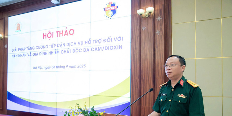 Thượng tá Trần Đức Hùng, Phó Tổng giám đốc trung tâm hành động quốc gia khắc phục hậu quả chất độc hóa học và môi trường (NACCET) phát biểu về vấn đề hỗ trợ sinh kế cho gia đình các nạn nhân da cam/dioxin Việt Nam. z6985316617584-852ad470836aabb3ba136529d075af79.jpg