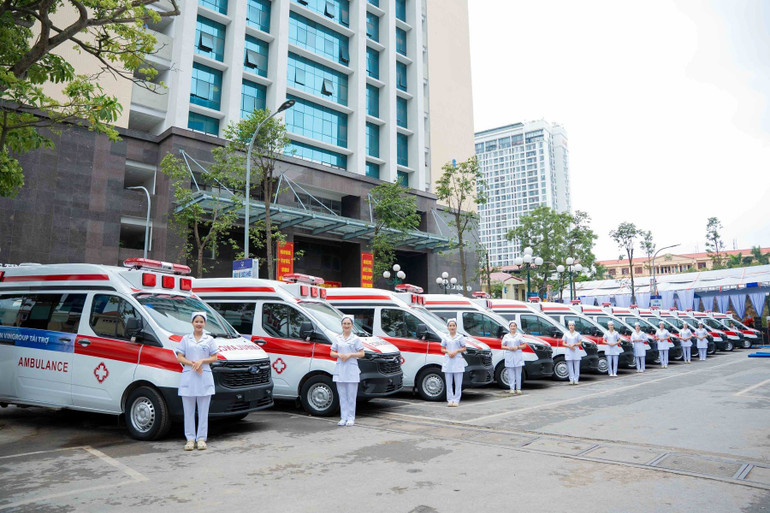15 ambulans modern dengan sistem peralatan yang memenuhi standar internasional EN 1789:2020 diserahkan pada upacara peluncuran. anh-2-2.jpg