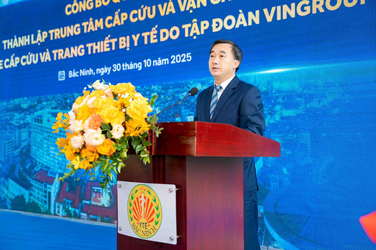 Wakil Menteri Kesehatan Tran Van Thuan memberikan pidato pada upacara pengumuman pendirian Pusat Gawat Darurat dan Transportasi Bac Ninh 115. anh-4.jpg