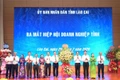 Lãnh đạo tỉnh Lào Cai tặng hoa chúc mừng Hiệp hội doanh nghiệp tỉnh.