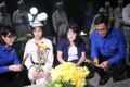 Các đại biểu thắp nến tri ân các Anh hùng liệt sĩ.