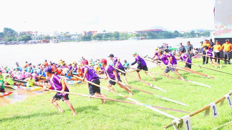 Giải năm nay quy tụ 10 đội ghe với hơn 300 vận động viên nam, nữ đến từ các địa phương vùng sông nước của thành phố Huế. dua-ghe-hue-3.jpg