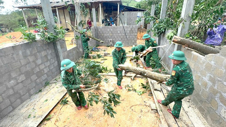 Đồn Biên phòng Cửa khẩu A Đớt (Bộ đội Biên phòng thành phố Huế) đã huy động cán bộ, chiến sĩ khẩn trương xuống địa bàn, hỗ trợ 50 nhà dân lợp lại mái nhà, thu dọn cây gãy đổ, khắc phục hậu quả thiên tai. bffadd1d-b786-4dad-821a-ce3e2037ea4b.jpg