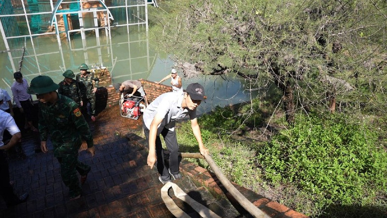 Authorities are using pumps to pump water out of the Phu Dien Cham tower relic. phu-dien-4-4032.jpg