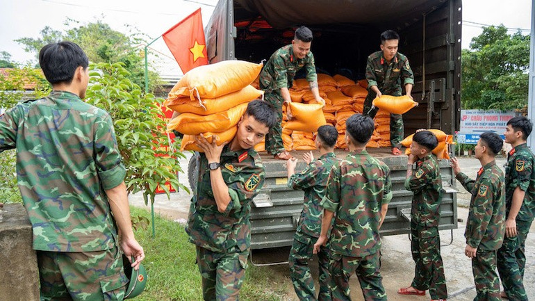 Các chiến sĩ thuộc Bộ Chỉ huy Quân sự thành phố Huế đang hỗ trợ doanh nghiệp vận chuyển gạo để trao về các xã phường trên địa bàn thành phố Huế. kim-oanh-4.jpg