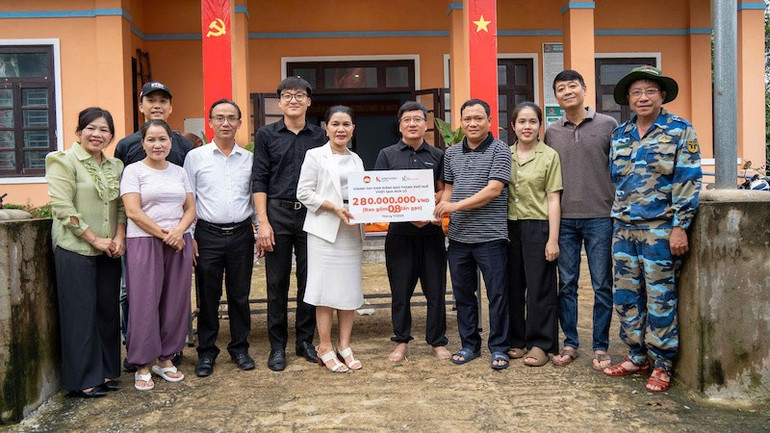 200 tấn gạo trị giá 3 tỷ đồng sẽ được chuyển đến 10.000 hộ dân tại 32 xã, phường; 5.000 hộ dân chịu ảnh hưởng nặng được hỗ trợ tiền mặt. kim-oanh-5.jpg