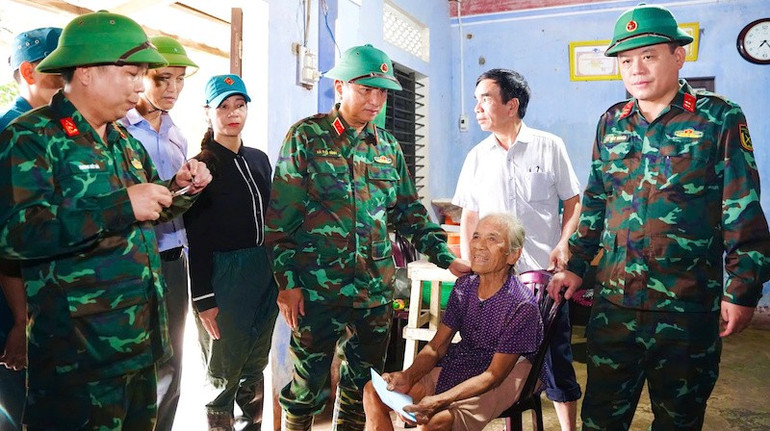 Trung tướng Hà Thọ Bình đã ân cần thăm hỏi, chia sẻ khó khăn với bà con vùng lũ. tt-ha-tho-binh.jpg
