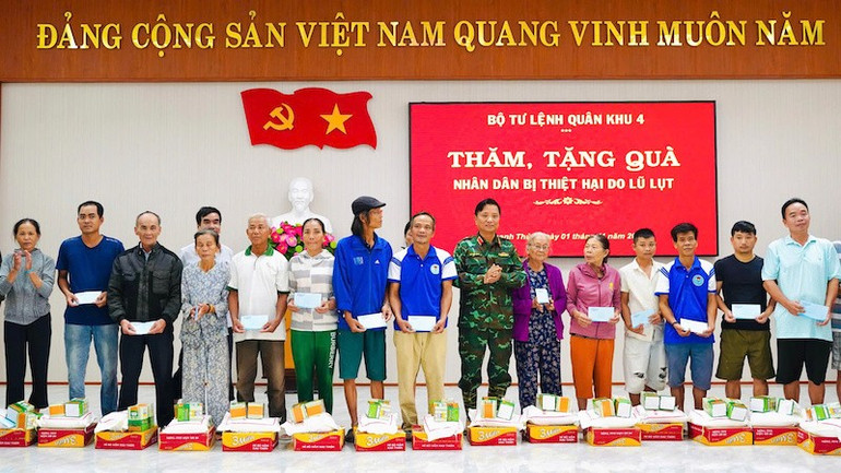 Quân đội luôn sát cánh, hỗ trợ nhân dân trong mọi hoàn cảnh, quyết tâm không để ai thiếu ăn, thiếu nước, chịu đói, chịu rét sau lũ. tt-binh-3.jpg