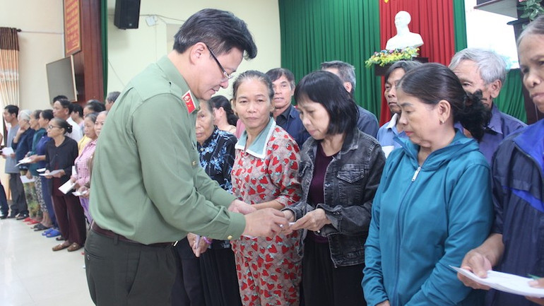 Đây là những phần quà chứa đựng tình cảm của lực lượng Công an và các nhà hảo tâm gửi đến bà con vùng lũ. tt-hung-1.jpg