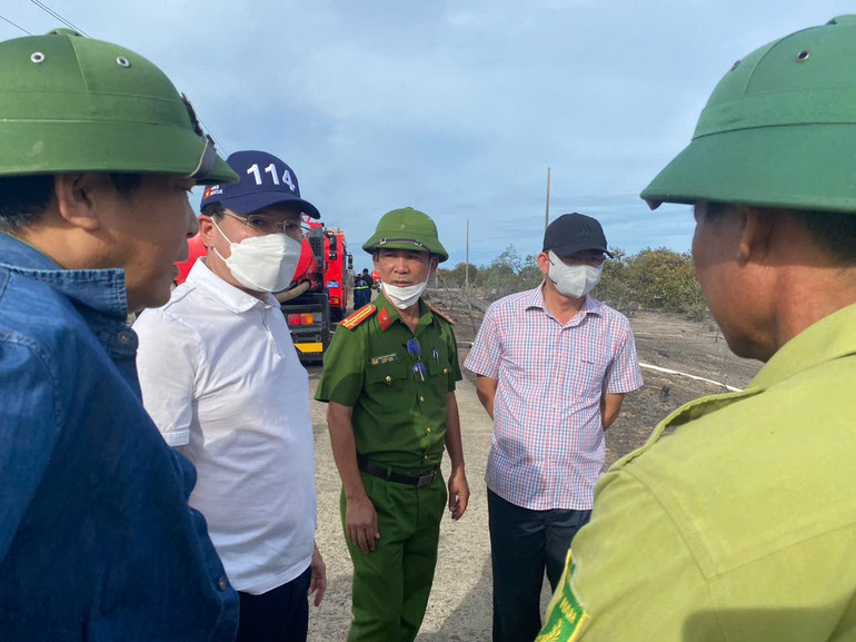 Ông Hoàng Hải Minh - Phó Chủ tịch Ủy ban nhân dân thành phố Huế đã có mặt trực tiếp tại hiện trường để chỉ đạo công tác chữa cháy. chay-rung-2.jpg