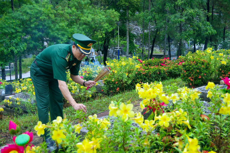 Các đại biểu thắp hương từng phần mộ liệt sĩ. dang-huong-3.jpg