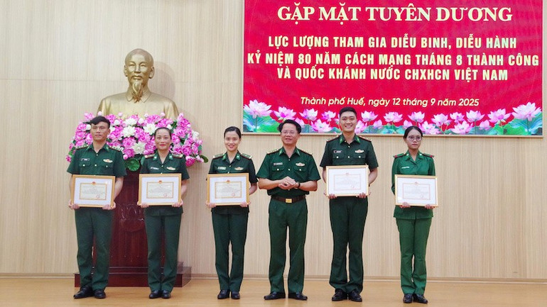 Ban Chỉ huy Bộ đội Biên phòng thành phố Huế đã gặp mặt, tuyên dương, khen thưởng 5 cán bộ, chiến sĩ hoàn thành xuất sắc nhiệm vụ tham gia diễu binh, diễu hành tại Thủ đô Hà Nội. bp2.jpg