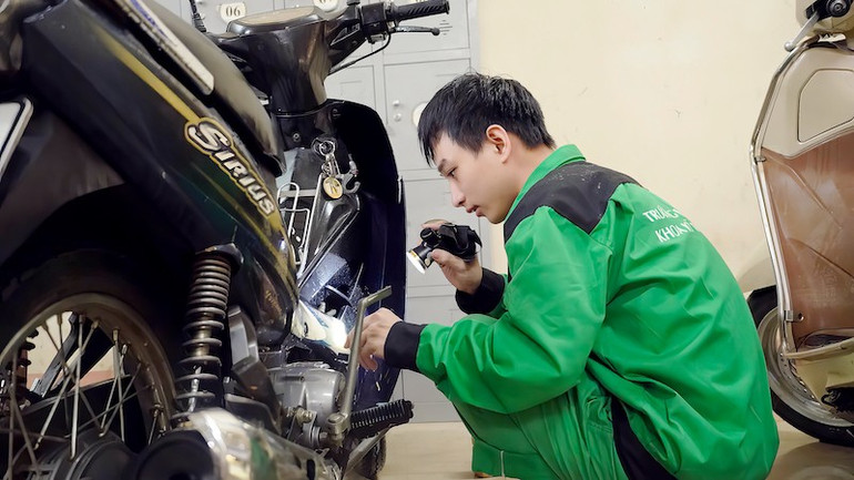 Dưới bàn tay khéo léo của các bạn trẻ, nhiều chiếc xe tưởng chừng “chết máy” lại nổ giòn trở lại, mang theo nụ cười nhẹ nhõm của người dân sau những ngày oằn mình trong mưa lũ. uda15.jpg